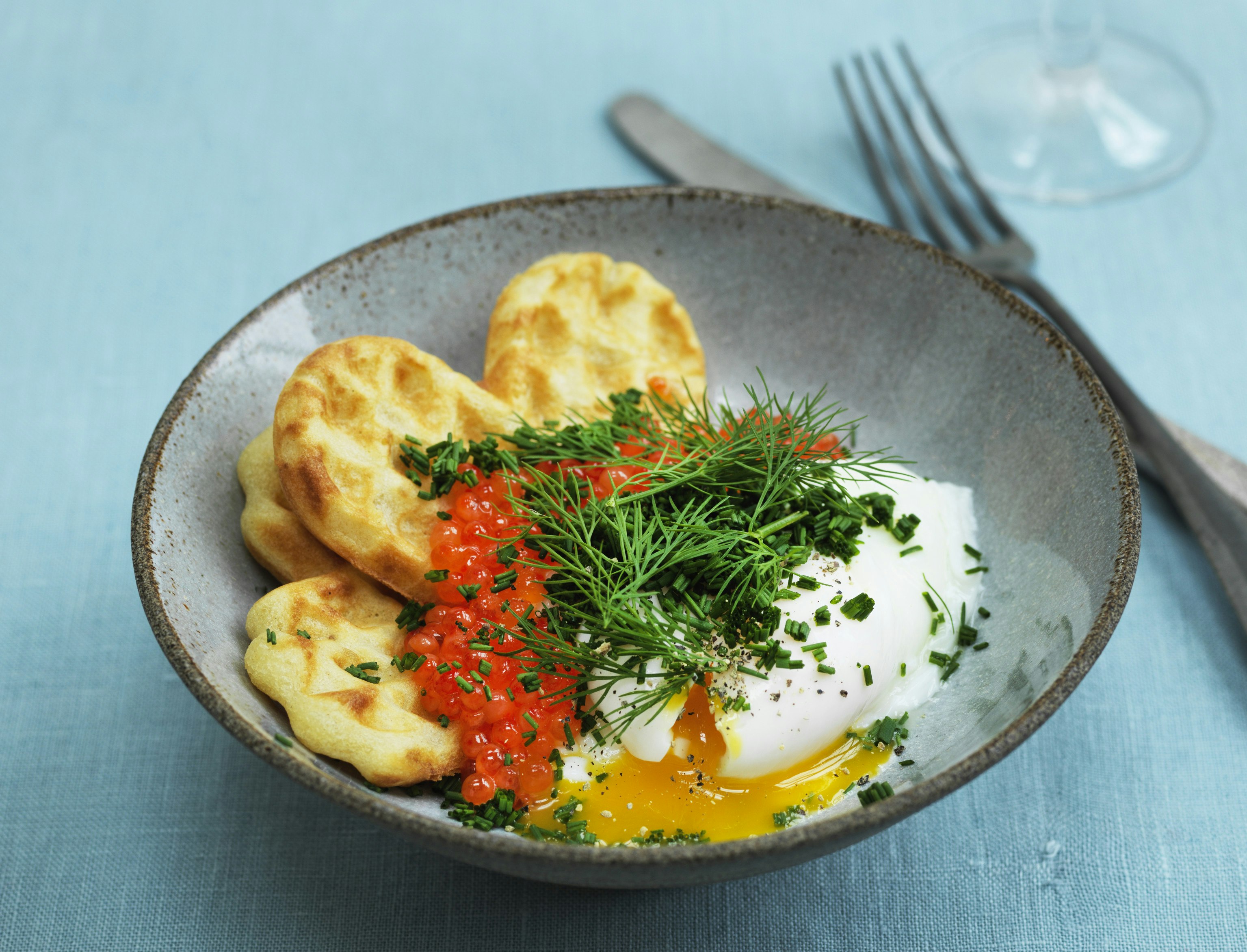 Vafler med rogn og pocherede æg