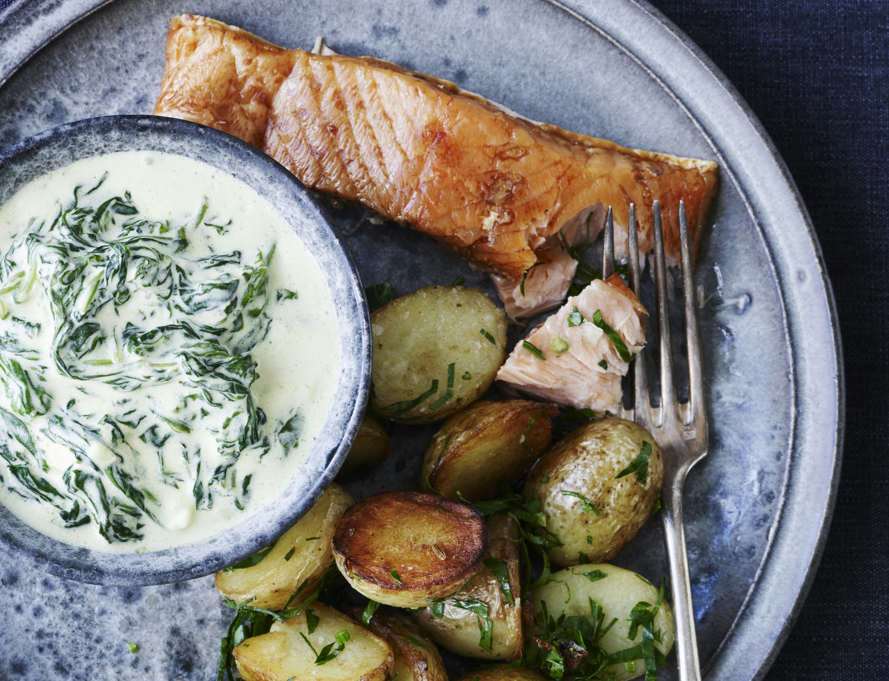 Varmrøget laks med stuvet spinat