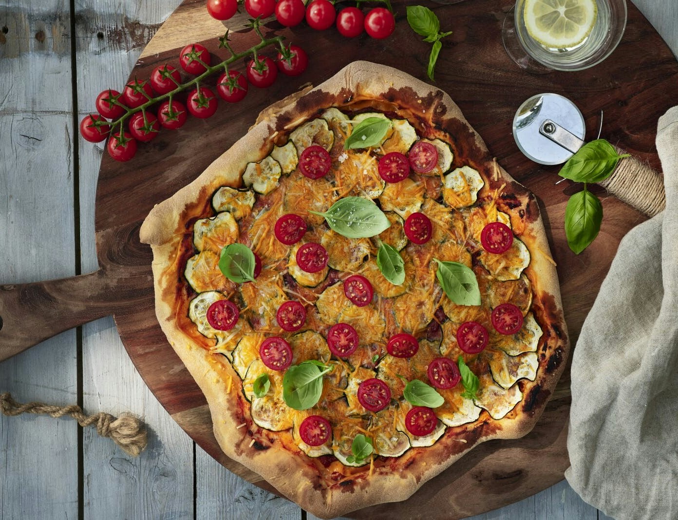 Vegansk pizza med frisk tomat, basilikum og indbagt ost