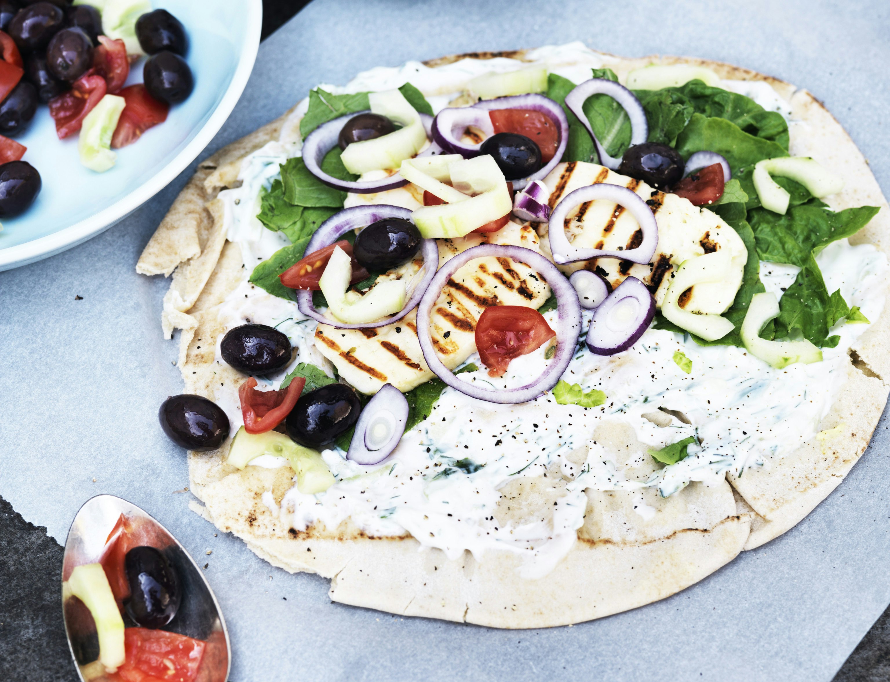 Vegetar-wrap med tzatziki og tomatsalsa