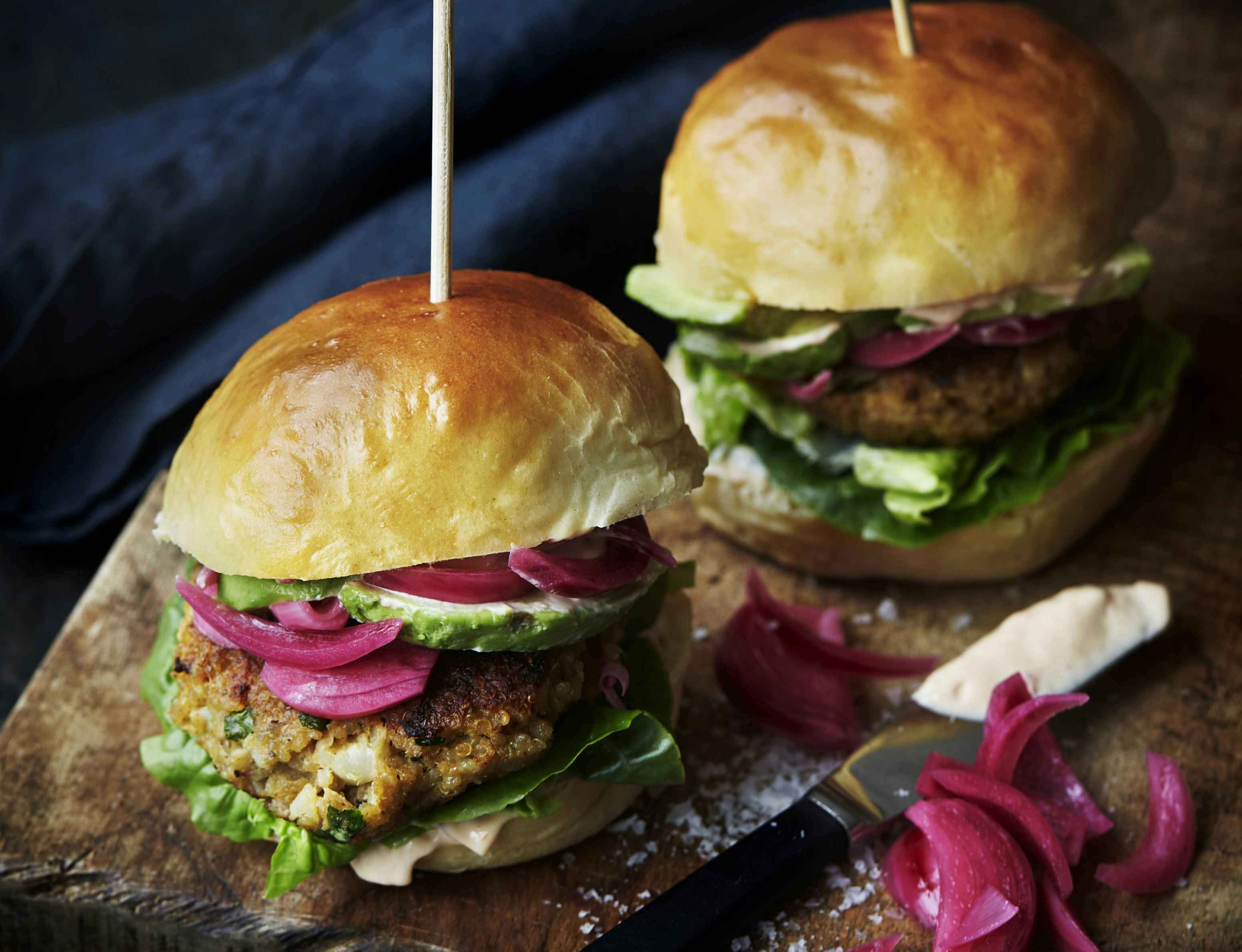 Vegetarburger med blomkålsbøf, syltede rødløg og chilimayo