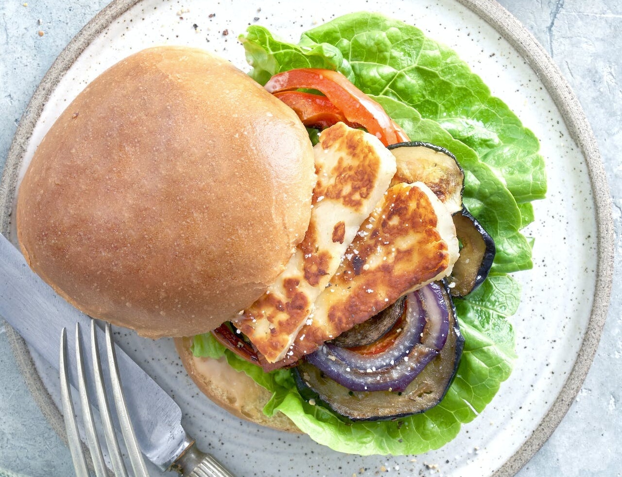 Vegetarburger med grøntsager og halloumi