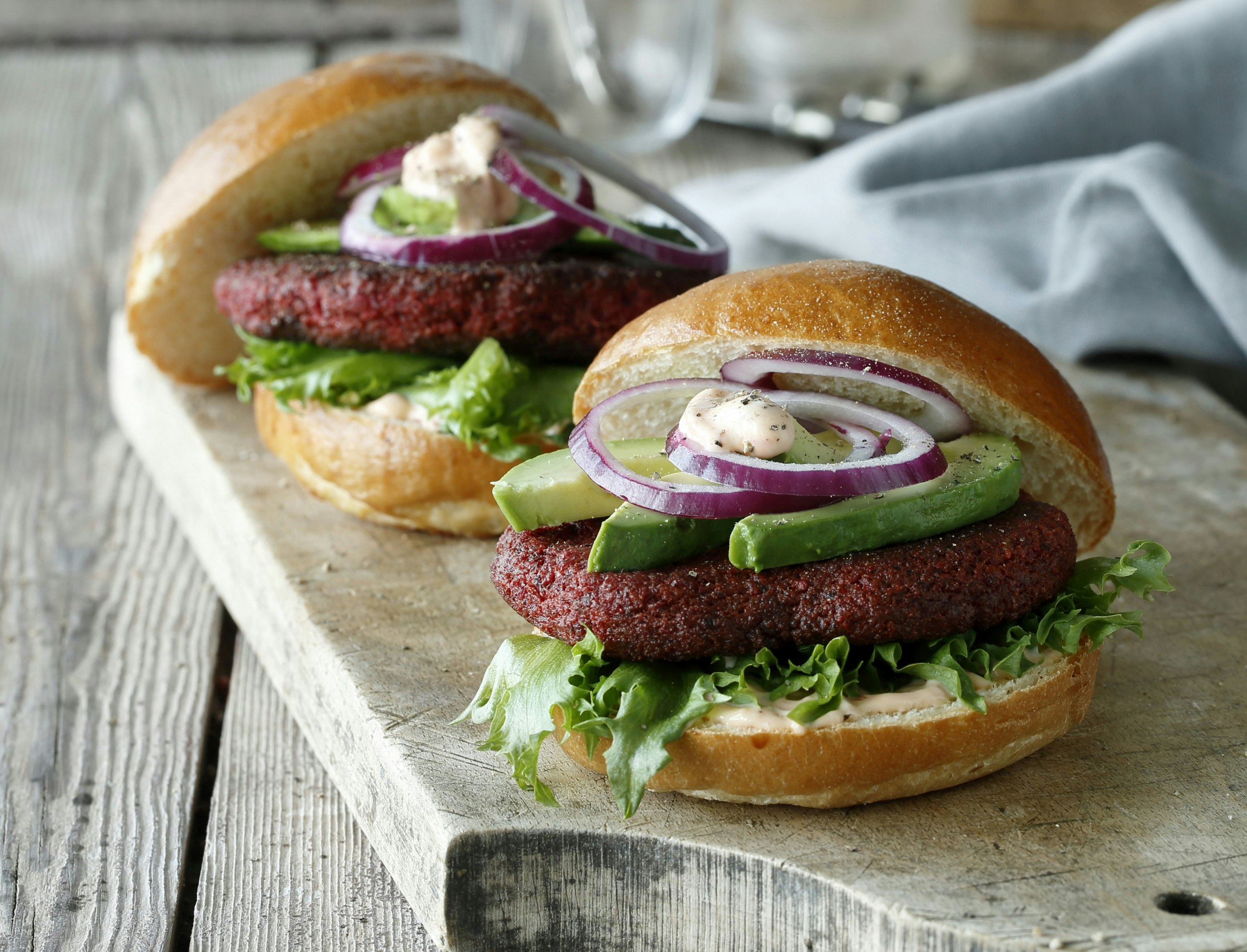 Vegetarburger med rødbedebøf og avocado