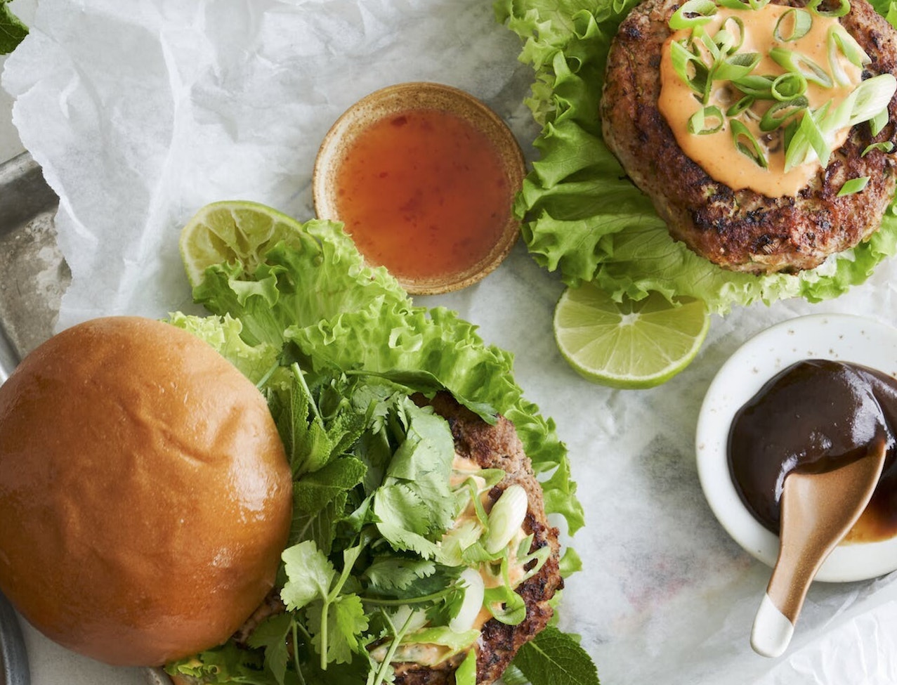 Vietnam style-burger med koriander og chilimayo