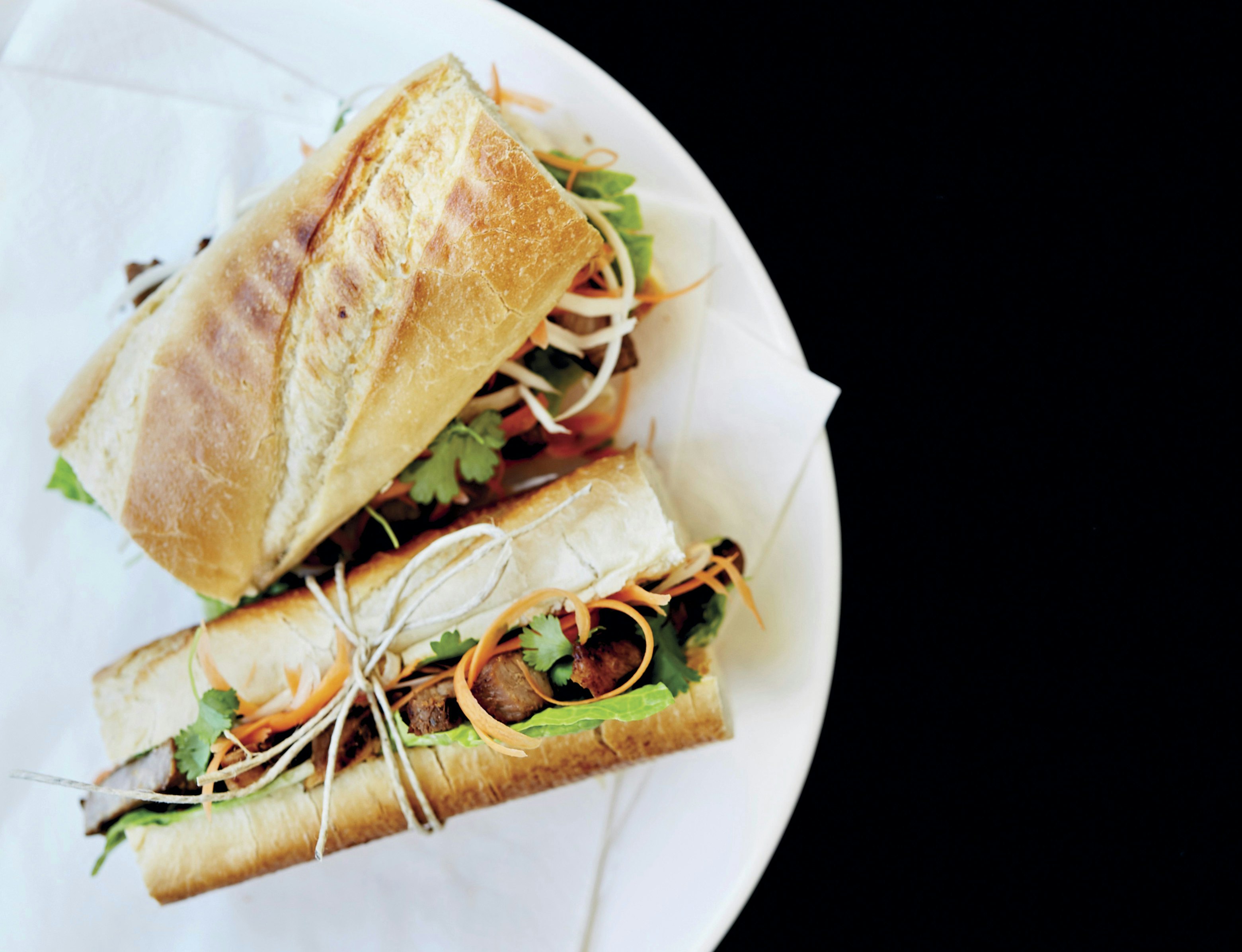 Vietnamesisk sandwich med svinekød og grøntsager