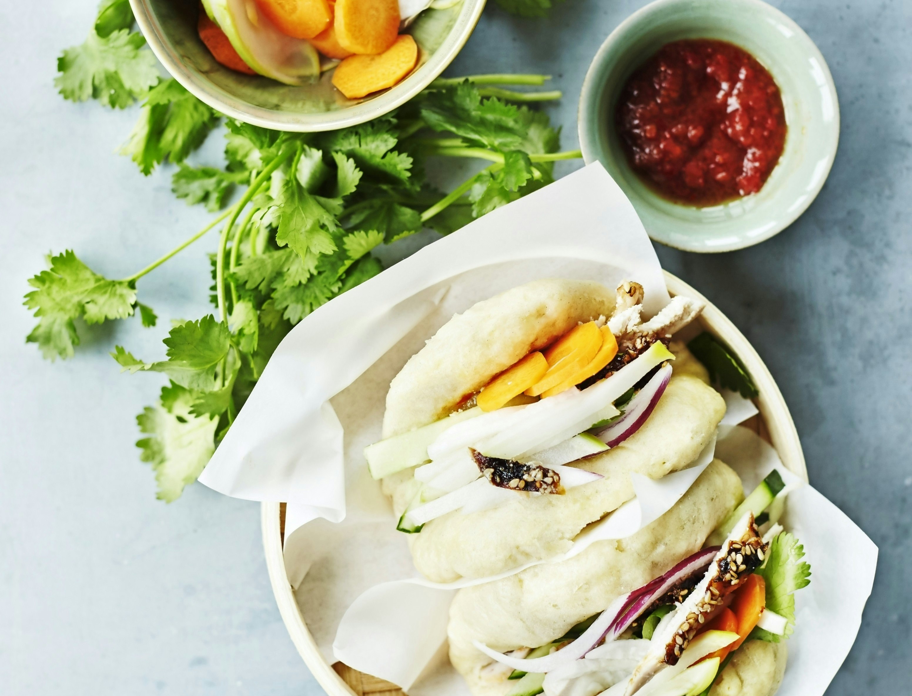 Vietnamesiske bao med kylling og råsyltede grøntsager