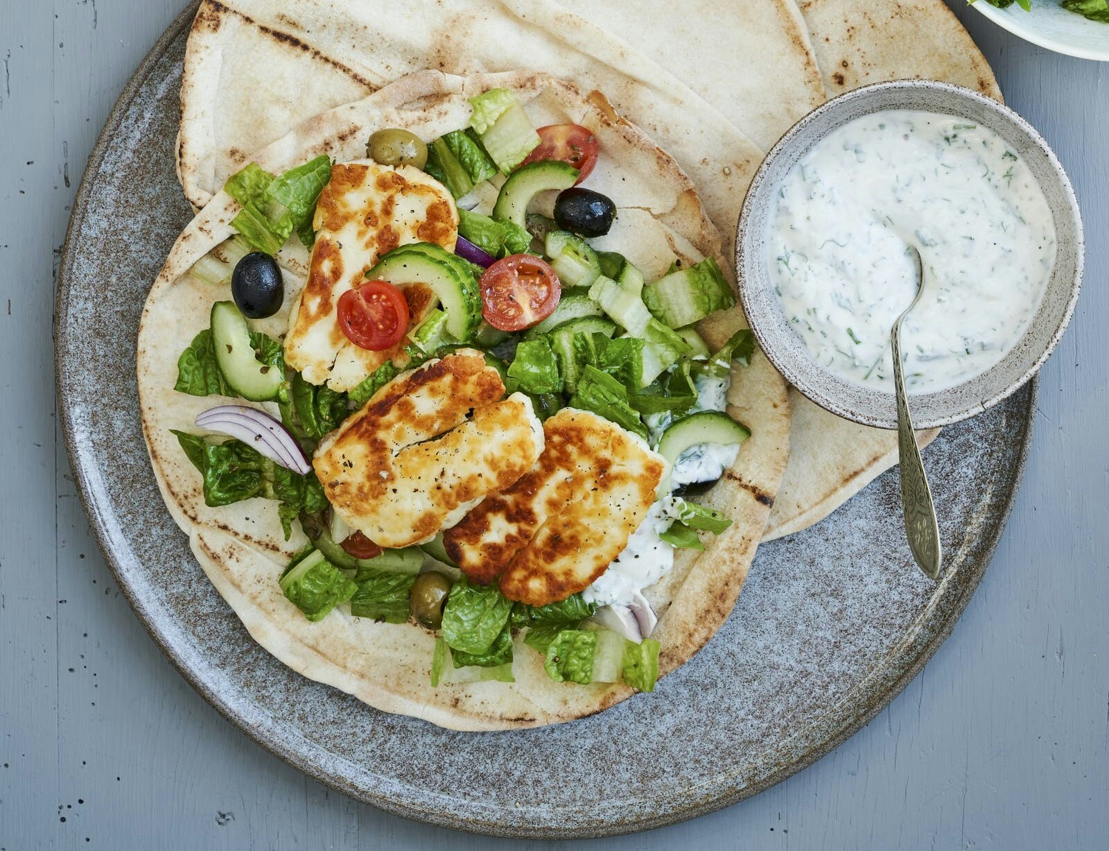 Wrap med halloumi og græsk salat