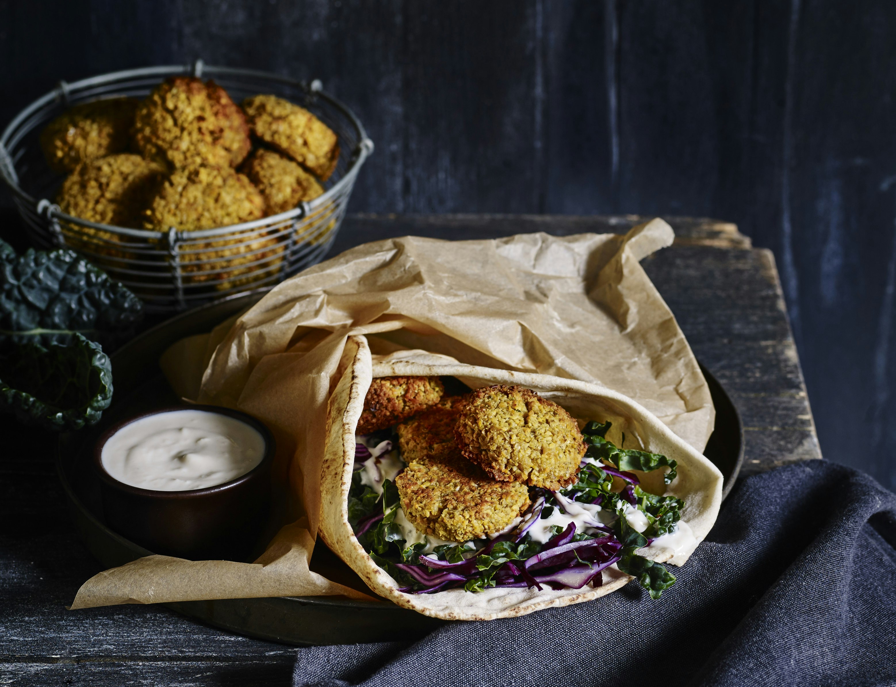Wraps med gulerodsfalafler og hvidløgsdressing
