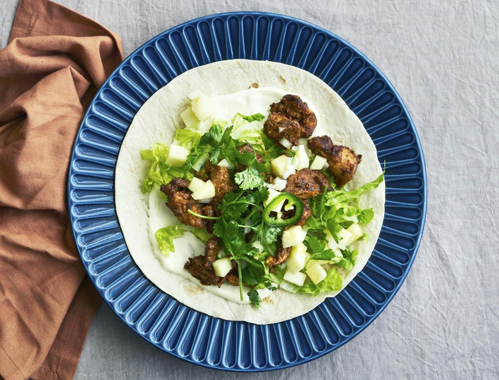 Wraps med spicy kylling og ananassalsa