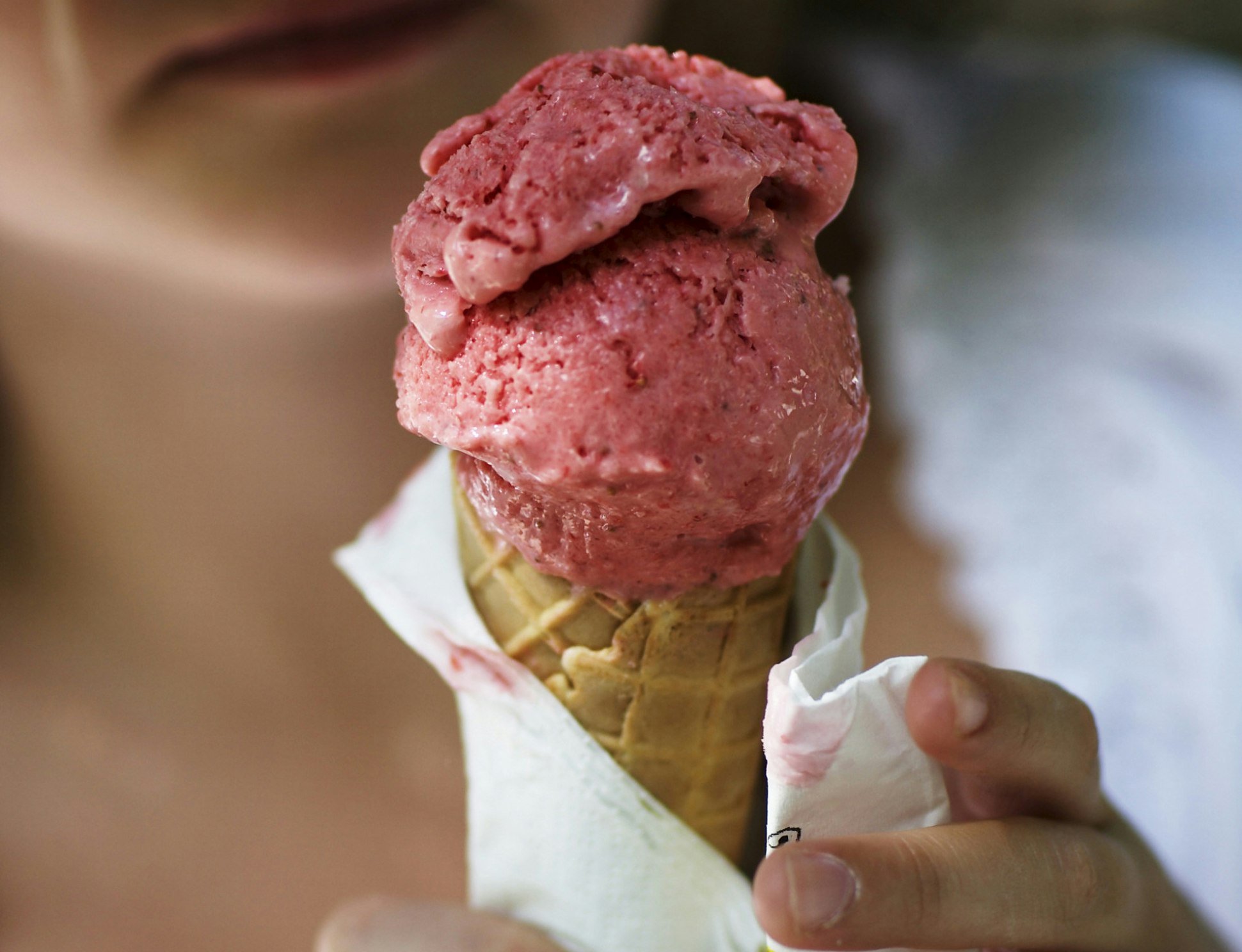 Yoghurtis med jordbær