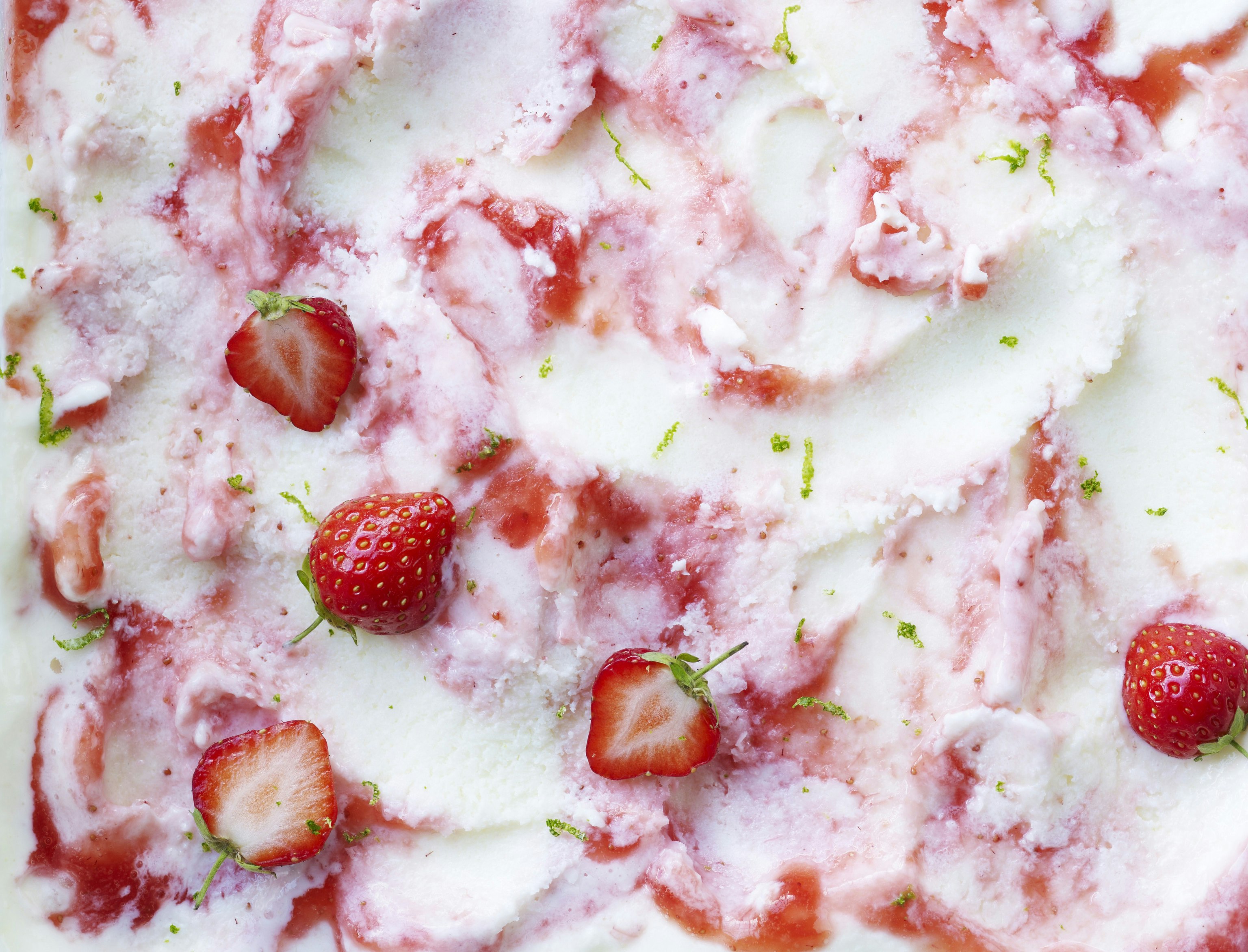 Yoghurtis med jordbærsorbet og friske jordbær