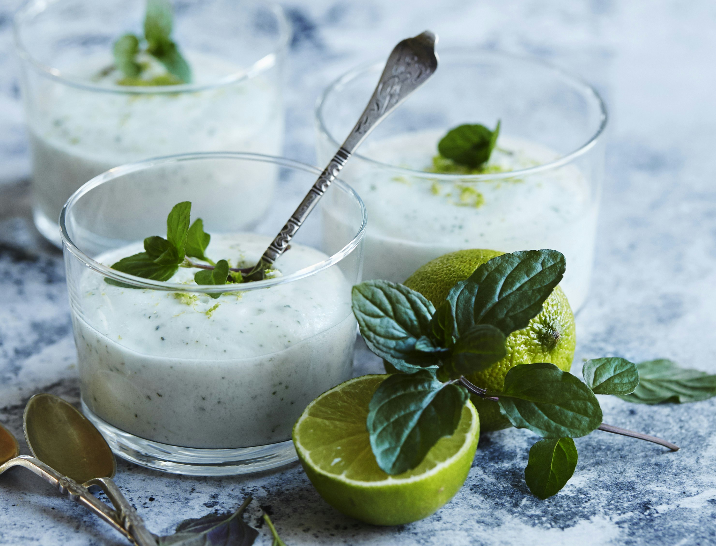 Yoghurtmousse med mynte og lime