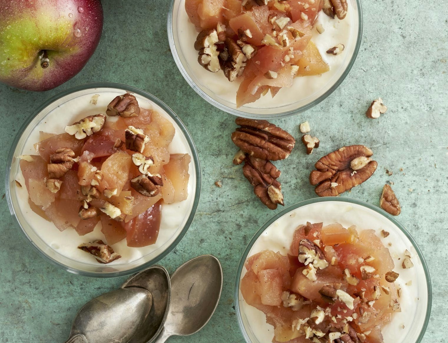 Yoghurtmousse med vanilje og grov æblekompot