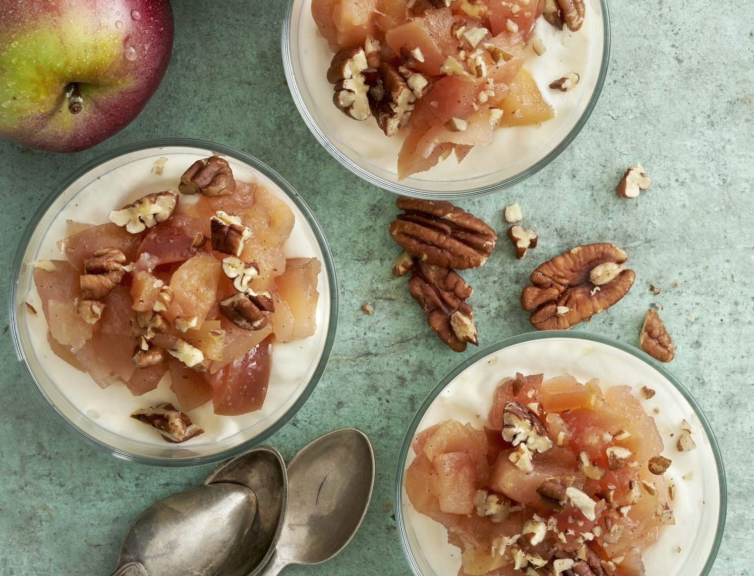 Yoghurtmousse med vanilje og grov æblekompot