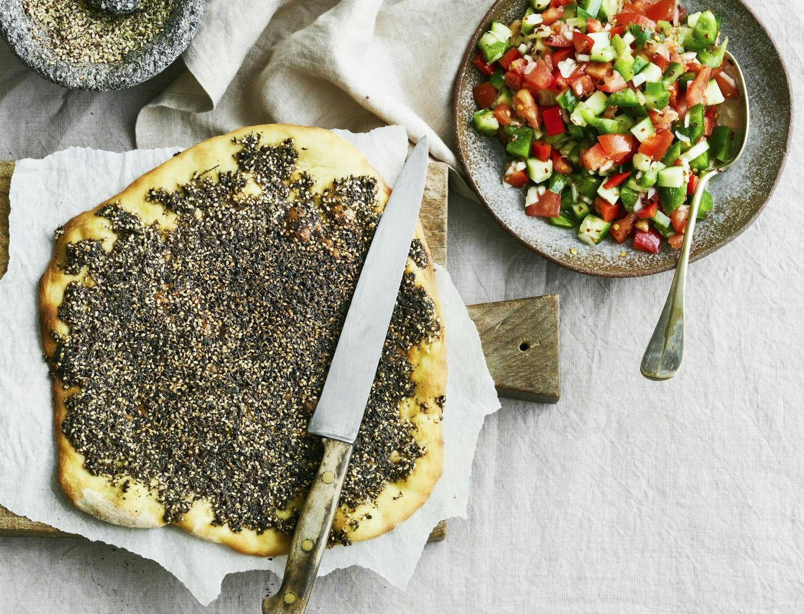 Zaatar-pizza med sprød salat
